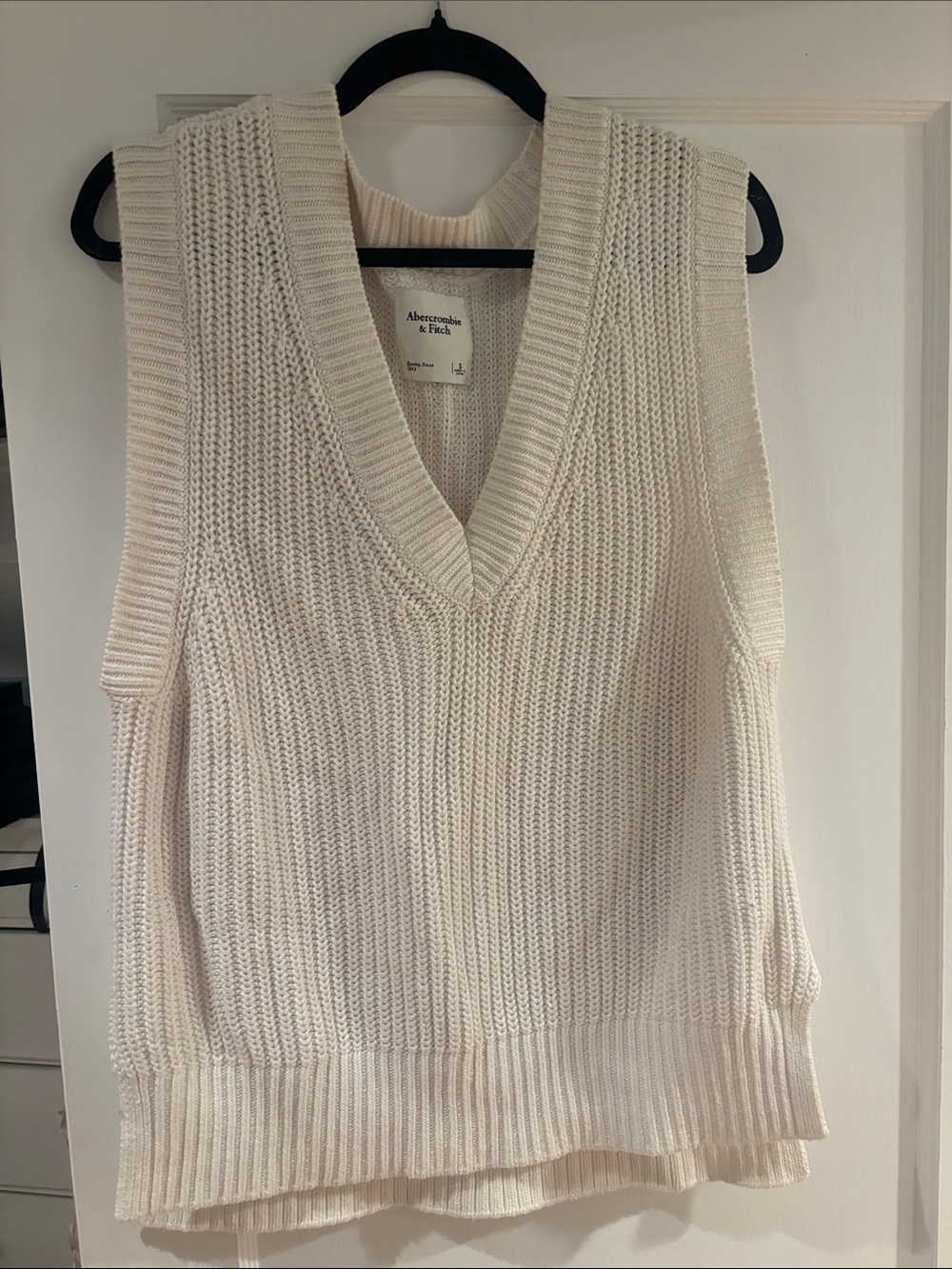 Abercrombie & Fitch Cream V-Neck Knit Sweater Vest